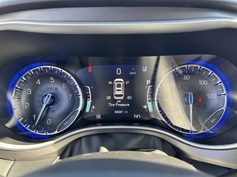 Used 2024 Chrysler Pacifica Touring-L image 7