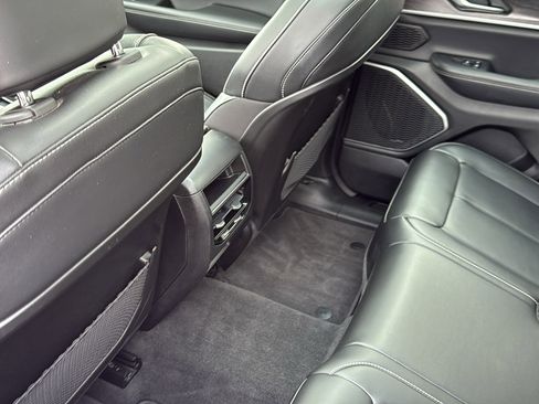 Used 2022 Jeep Grand Cherokee Limited image 31