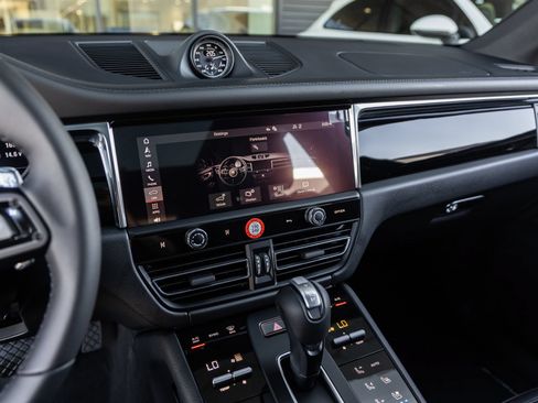 Certified 2026 Porsche Macan AWD/4WD image 29