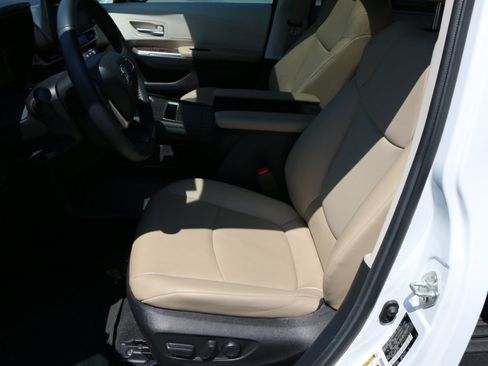 Used 2024 Toyota Sienna XLE w/ XLE Plus Package FWD image 26