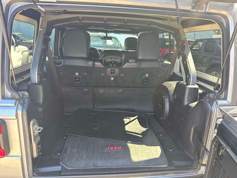 Used 2018 Jeep Wrangler Unlimited Sahara AWD/4WD image 15