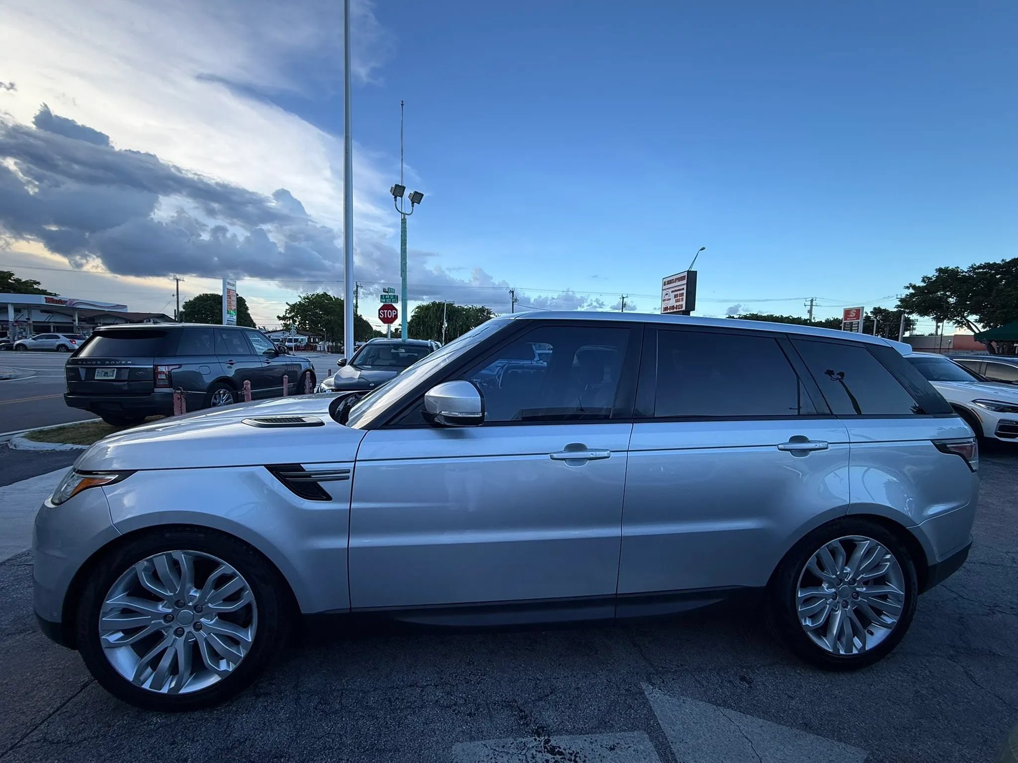Used 2016 Land Rover Range Rover Sport SE AWD/4WD image 2