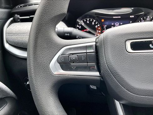 Used 2025 Jeep Compass Sport image 18