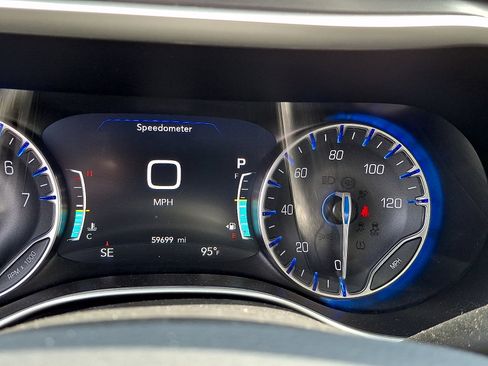 Used 2024 Chrysler Pacifica Touring-L FWD image 17