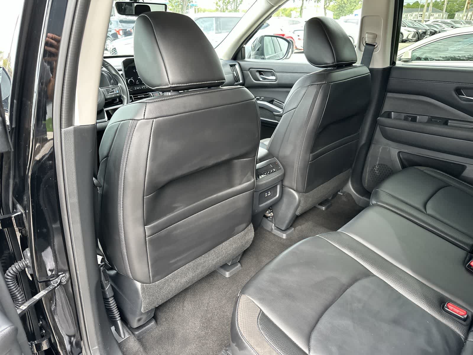 Used 2025 Nissan Pathfinder SL AWD/4WD image 17