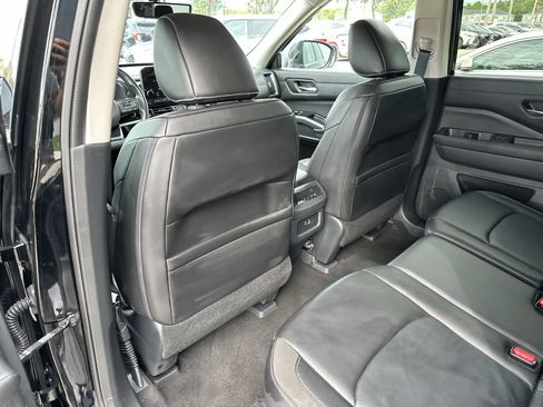 Used 2025 Nissan Pathfinder SL AWD/4WD image 17