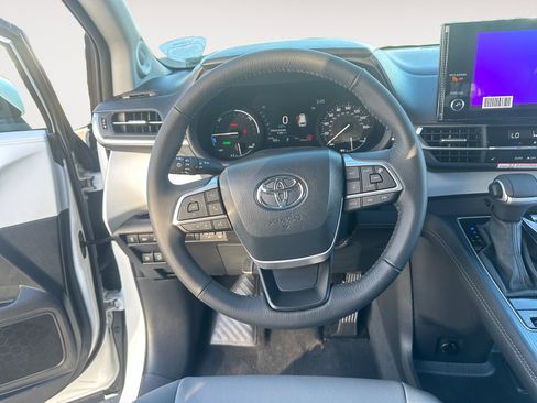 New 2026 Toyota Sienna XLE image 12
