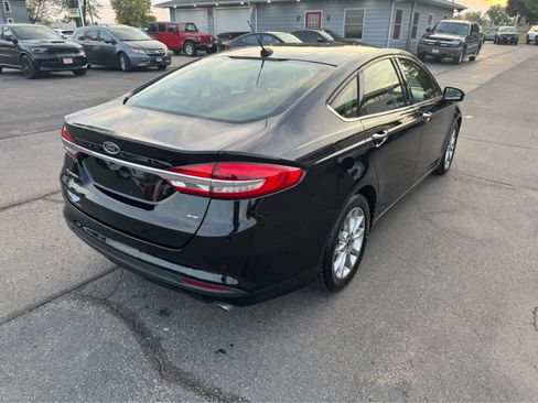 Used 2017 Ford Fusion SE w/ Fusion SE Technology Package image 3