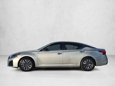 Used 2024 Nissan Altima 2.5 SV FWD image 9