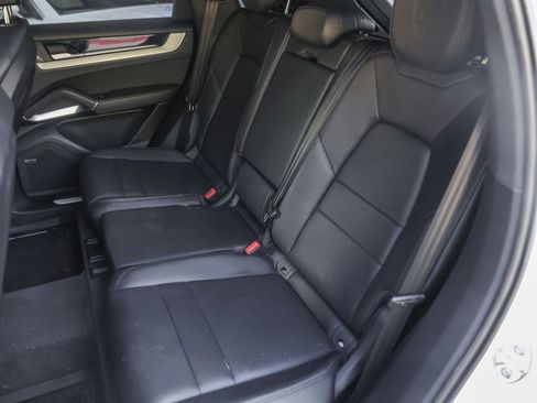 Certified 2024 Porsche Cayenne AWD/4WD image 31