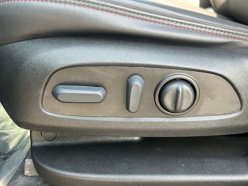 Used 2023 Chevrolet Traverse RS image 21