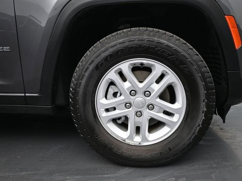 Used 2024 Jeep Grand Cherokee Laredo image 10