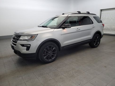 Used 2018 Ford Explorer XLT w/ Equipment Group 202A image 2