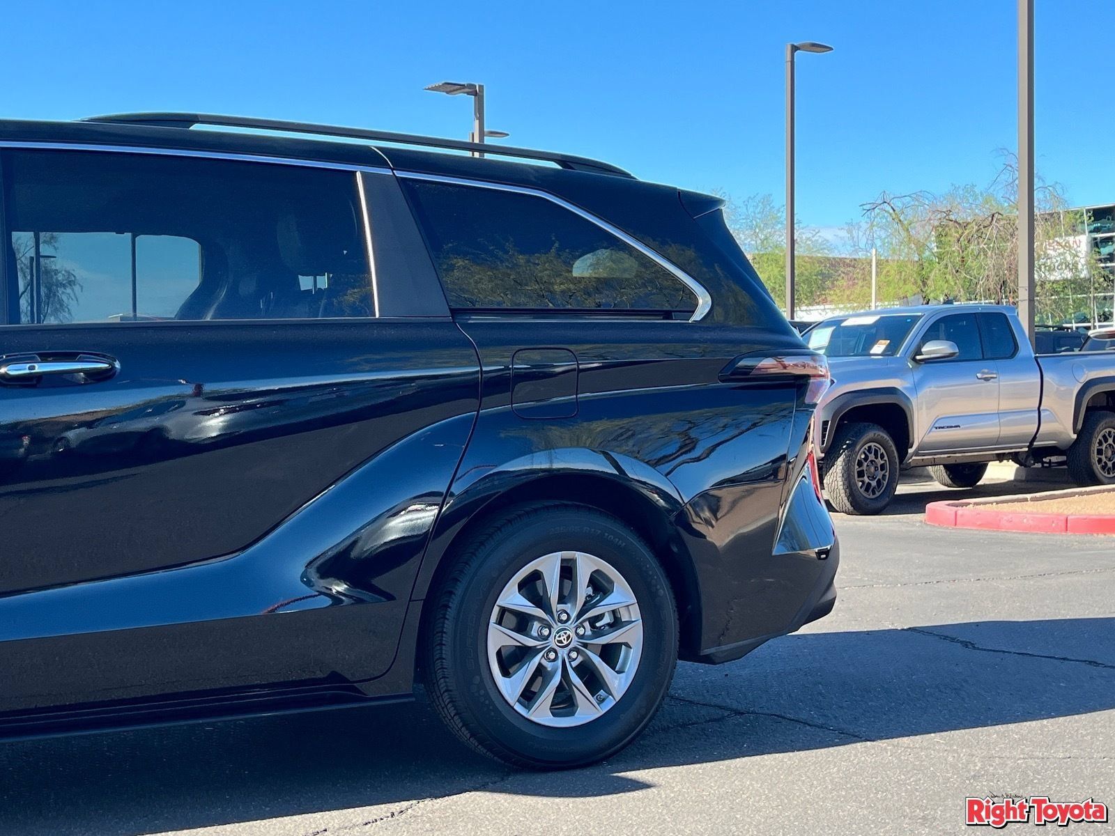 Certified 2024 Toyota Sienna XLE FWD image 11