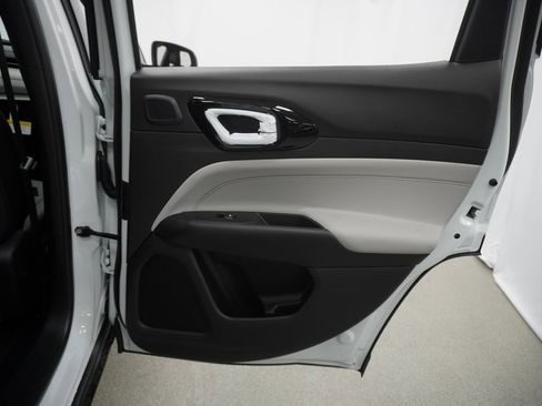 Certified 2024 Jeep Compass Limited w/ Sun and Sound Group image 40