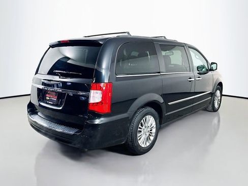 Used 2016 Chrysler Town & Country Touring-L image 6