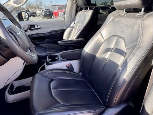 Used 2023 Chrysler Pacifica Touring-L image 11
