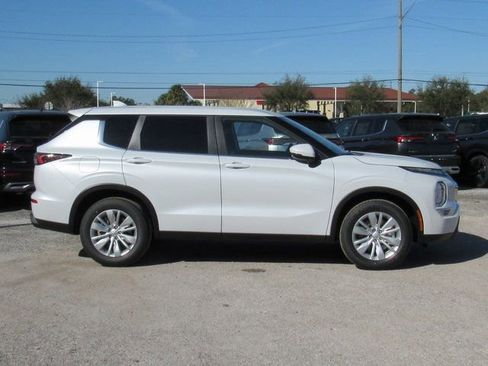 New 2026 Mitsubishi Outlander ES image 2