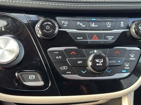 Used 2022 Chrysler Pacifica Limited image 26