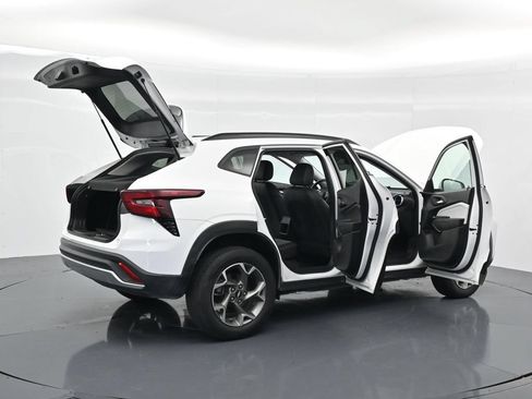 Used 2025 Chevrolet Trax LT FWD image 39