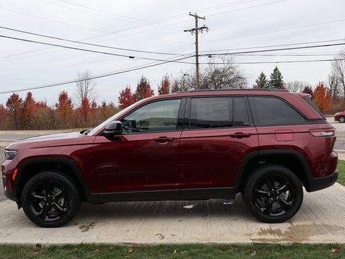 New 2025 Jeep Grand Cherokee Altitude image 24