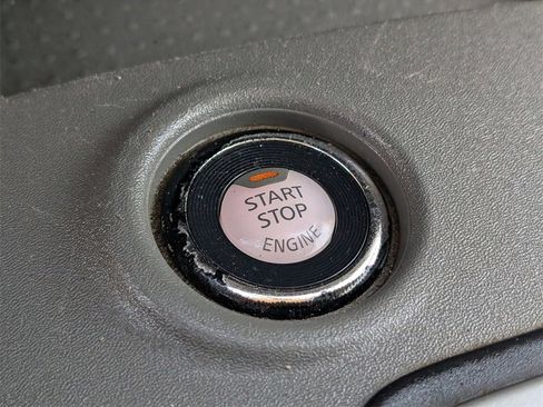 Used 2020 Nissan Frontier SV w/ Midnight Edition Floor Mats image 28