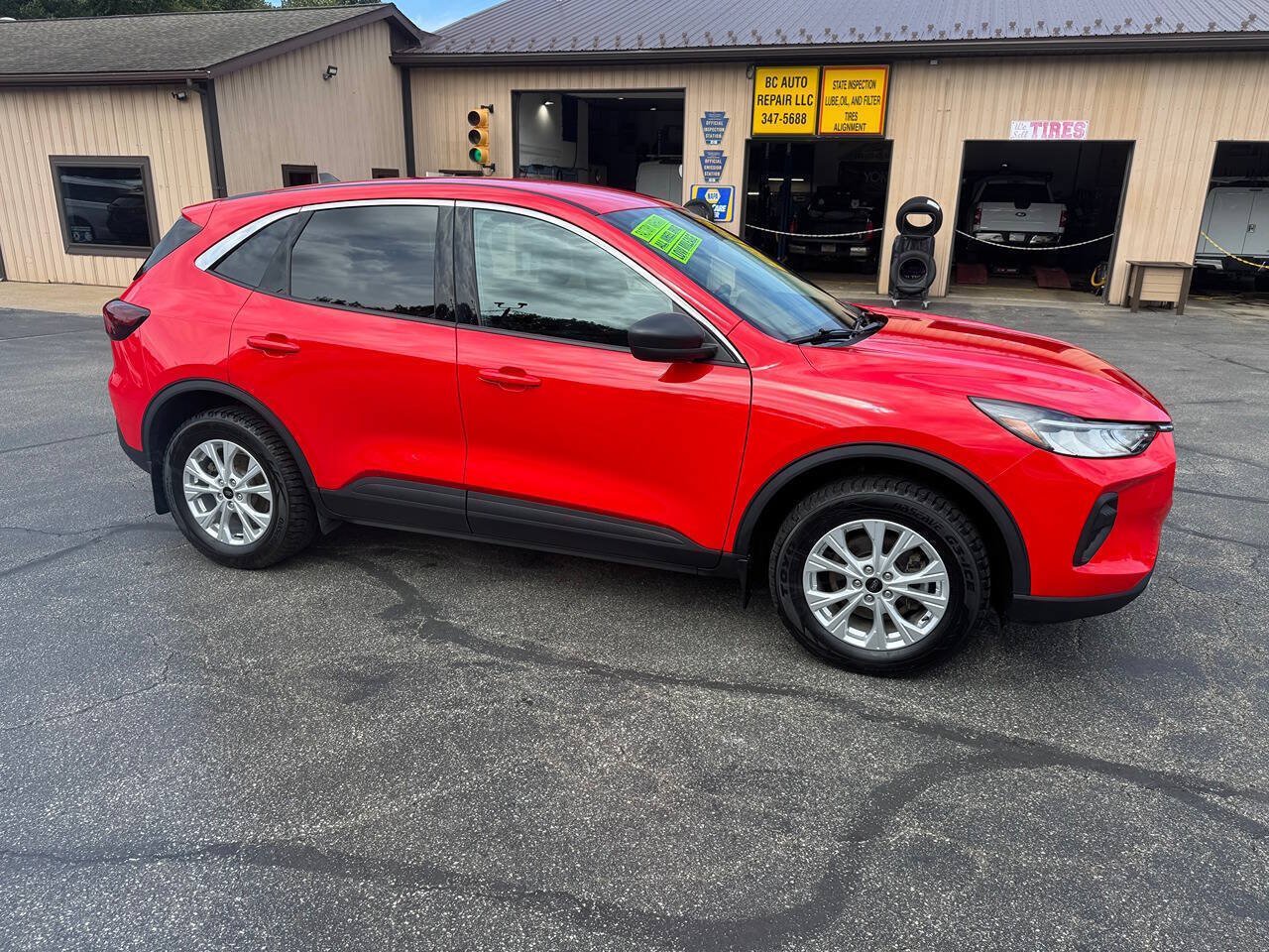 Used 2024 Ford Escape Active AWD/4WD image 2