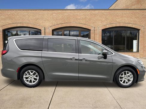 Used 2023 Chrysler Pacifica Touring-L FWD image 2
