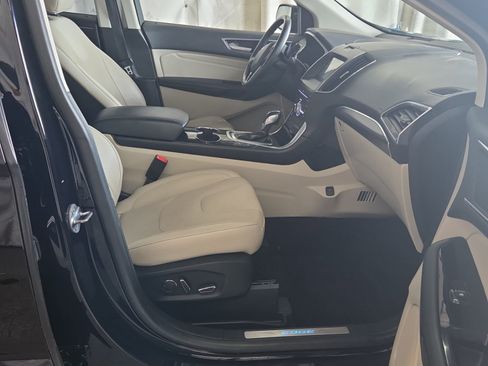 Used 2018 Ford Edge Titanium w/ Equipment Group 302A AWD/4WD image 13