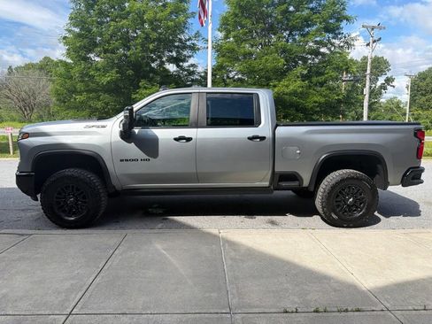 Used 2024 Chevrolet Silverado 2500 ZR2 w/ Technology Package AWD/4WD image 4