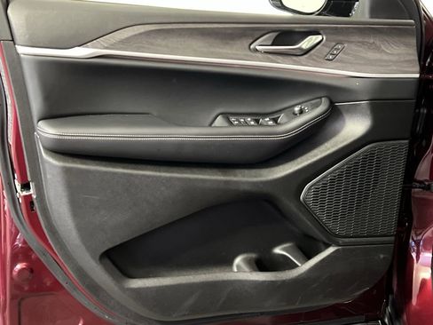 Used 2025 Jeep Grand Cherokee Limited image 10