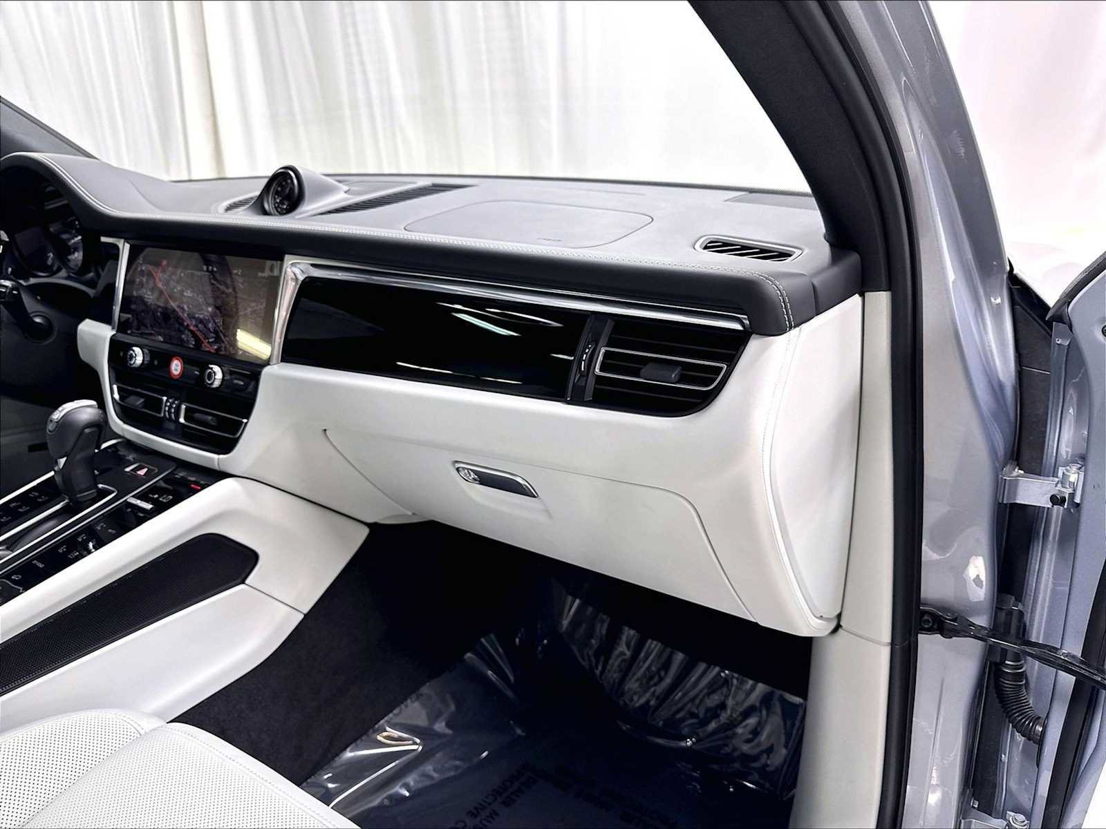 Used 2026 Porsche Macan AWD/4WD image 28
