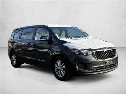 Used 2017 Kia Sedona LX image 3