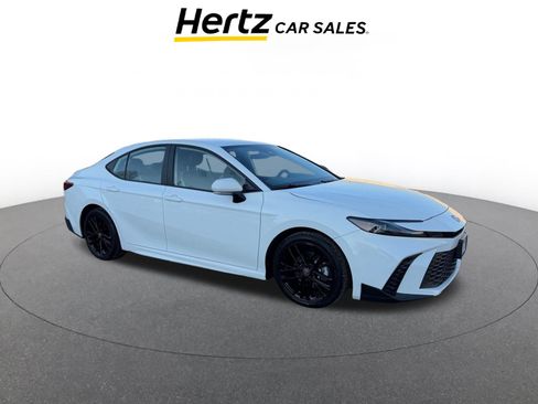 Used 2025 Toyota Camry SE image 1