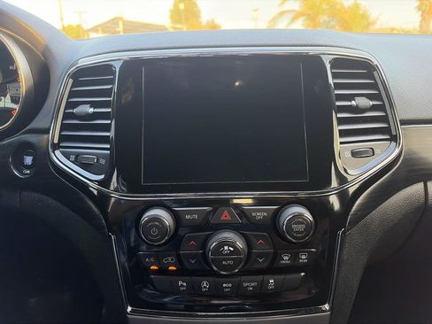 Used 2019 Jeep Grand Cherokee Altitude RWD image 39
