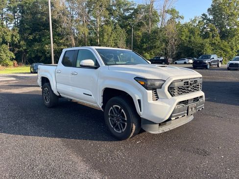 Used 2024 Toyota Tacoma TRD Sport w/ TRD Sport Upgrade Package AWD/4WD image 7