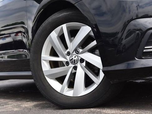 Used 2018 Volkswagen Passat 2.0T SE FWD image 3
