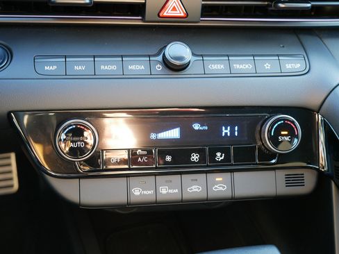 Certified 2025 Hyundai Elantra SEL image 23