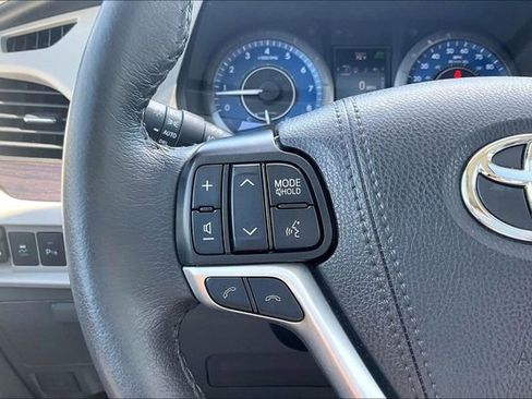Used 2020 Toyota Sienna XLE w/ XLE Navigation Package FWD image 18