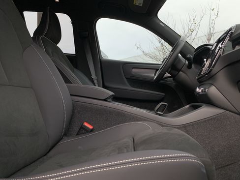 Used 2025 Volvo XC40 B5 Plus image 35