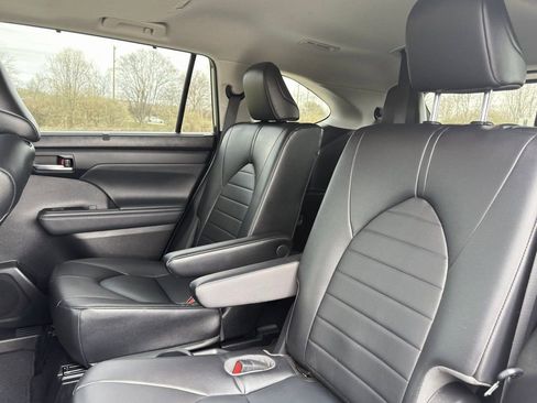 Used 2022 Toyota Highlander XLE AWD/4WD image 20