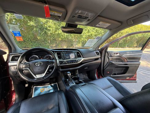 Used 2017 Toyota Highlander Limited w/ Preferred Accessory Package AWD/4WD image 18