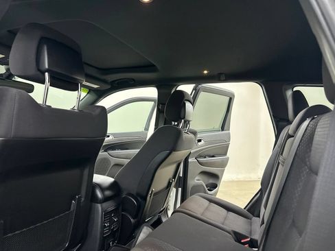 Used 2019 Jeep Grand Cherokee Laredo AWD/4WD image 32