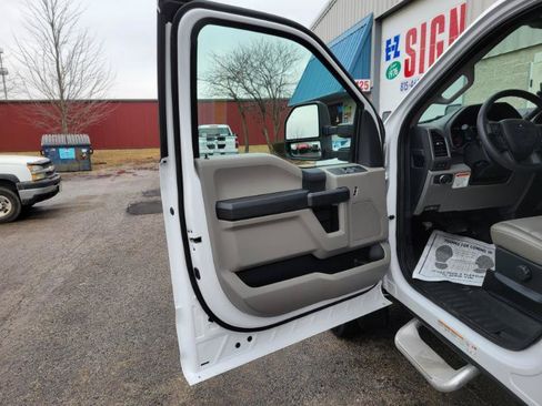 Used 2022 Ford F550 4x4 Regular Cab Super Duty image 12