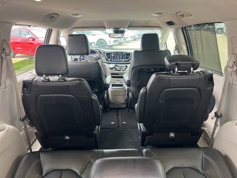 Used 2024 Chrysler Pacifica Touring-L image 8