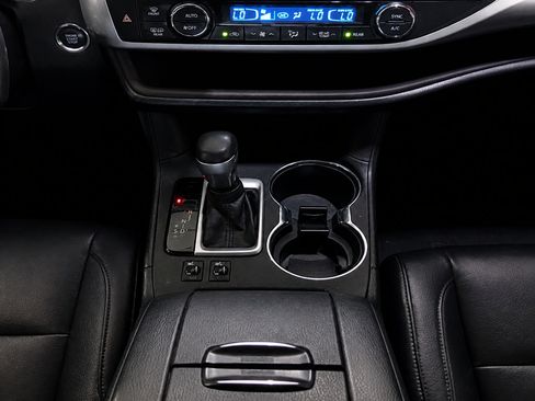 Used 2019 Toyota Highlander XLE FWD image 14