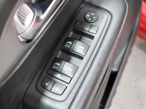 Used 2025 Chrysler Pacifica Select FWD image 7