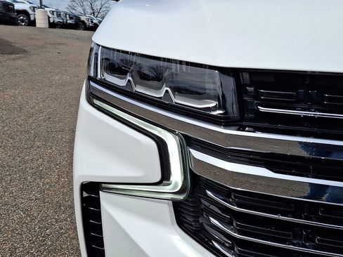 Used 2023 Chevrolet Suburban LT w/ Luxury Package AWD/4WD image 12