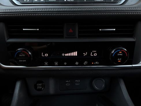 Used 2025 Nissan Rogue SV FWD image 31