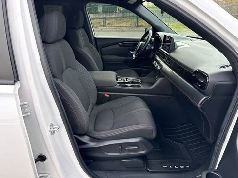 Used 2025 Honda Pilot Sport image 9